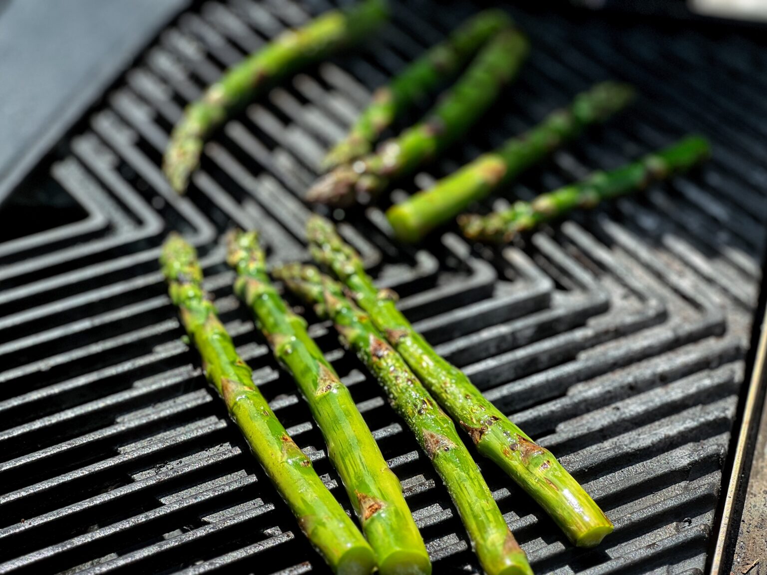 Grüner Spargel vom Gasgrill: Einfach und Schnell | GrillStunde.com